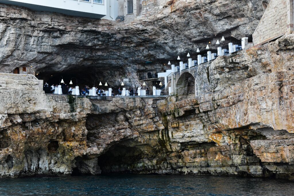 restaurant creusé dans la grotte avec vue mer